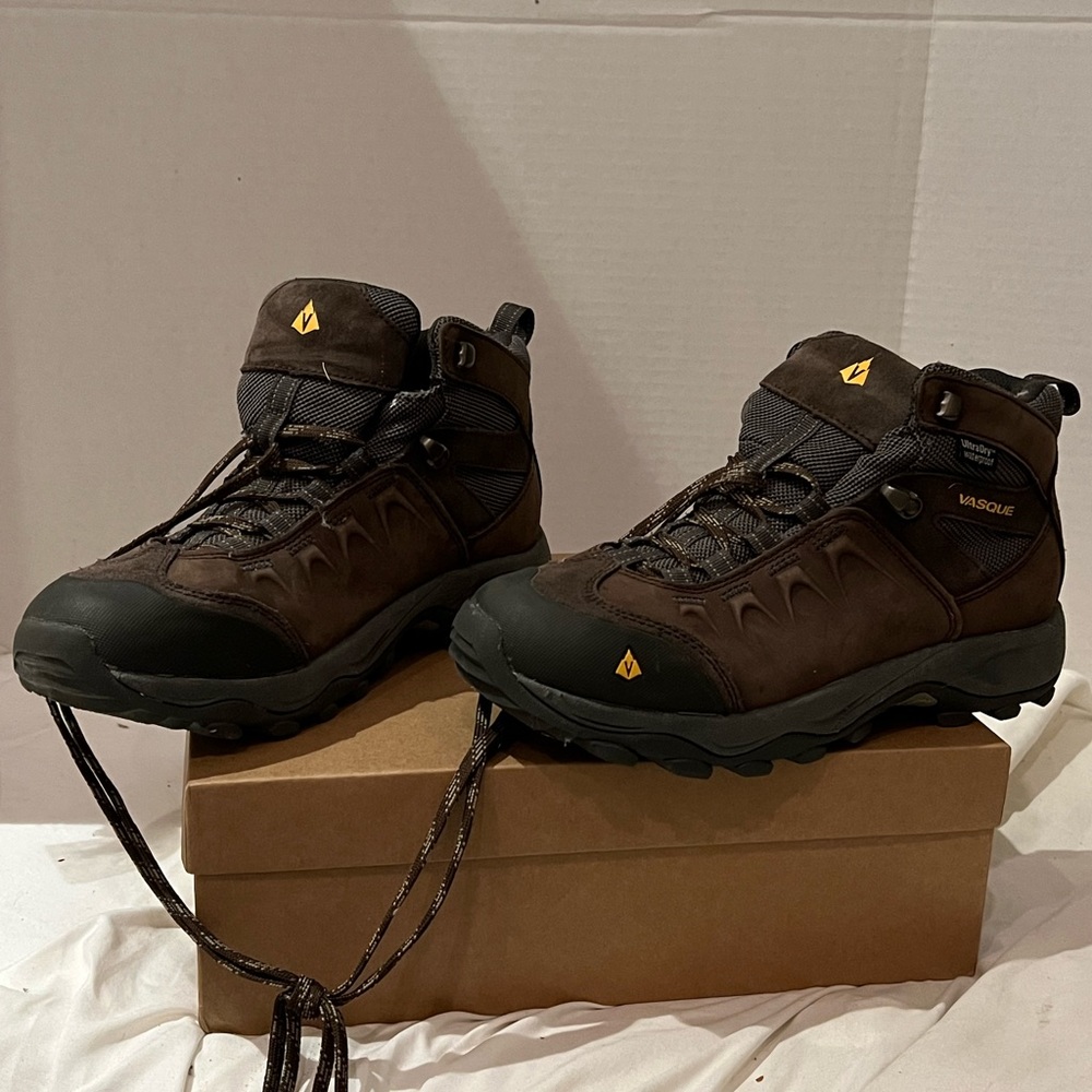 Men’s hiking boots. Size 7.5. Vasque brand. Worn on a 2 week vacation only. - Picture 2 of 6